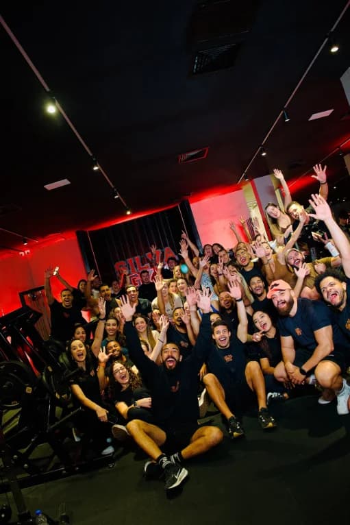 Grupo de alunos Silva comemorando junto