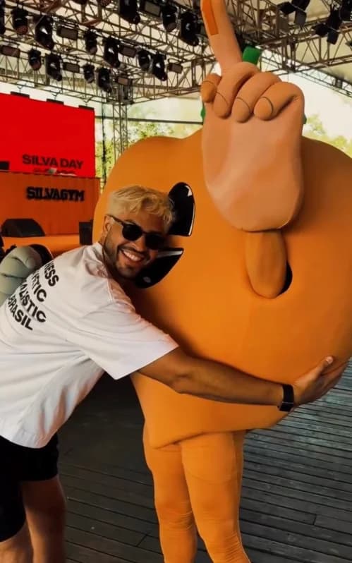 Aluno abraçando o mascote da Silva