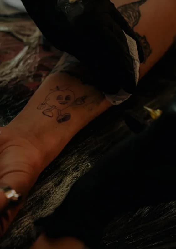 Tatuagem do mascote da Silva no braço de um aluno